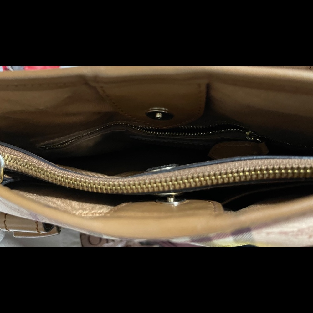 Burberry - Picture 2 of 4